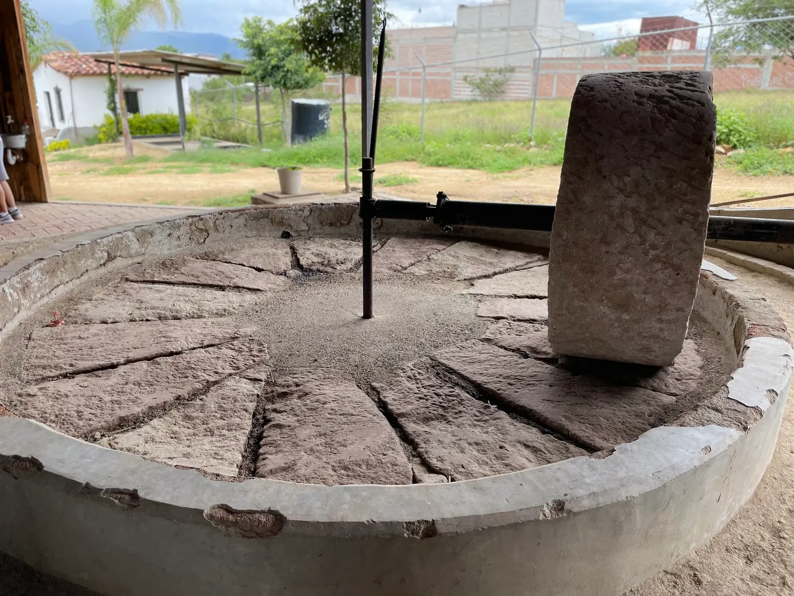 Tahona — rueda de piedra que muele el agave
