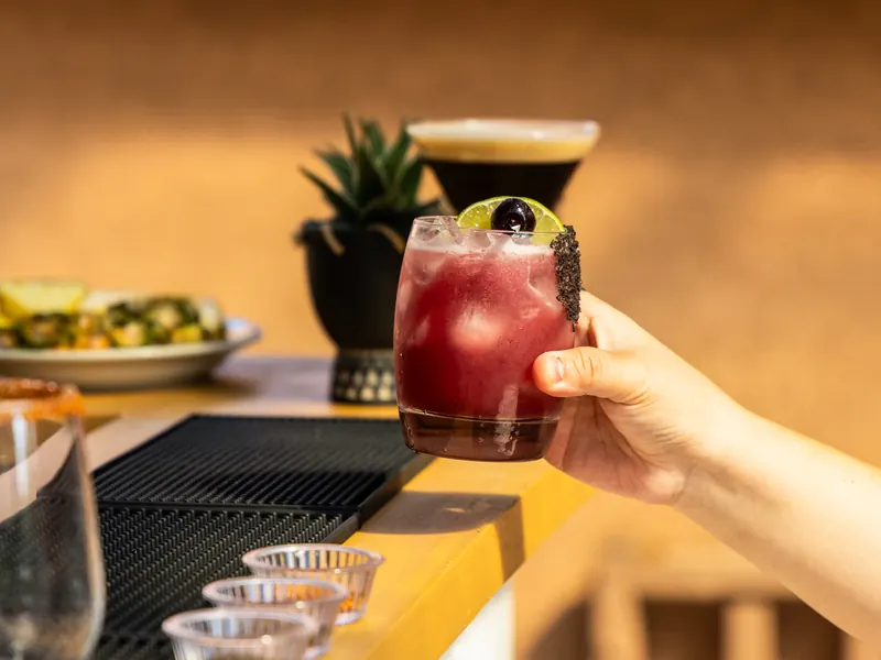 Black Cherry Margarita rouge cerise, servie en verre court givré