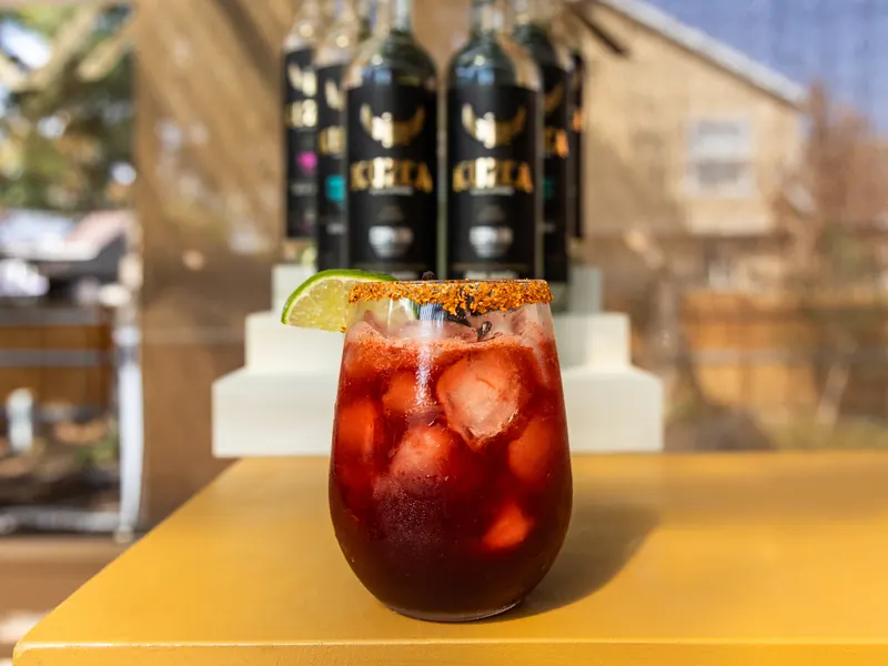 Mezcalita Cucurumbe à l'hibiscus, bord au piment et rondelle de citron vert